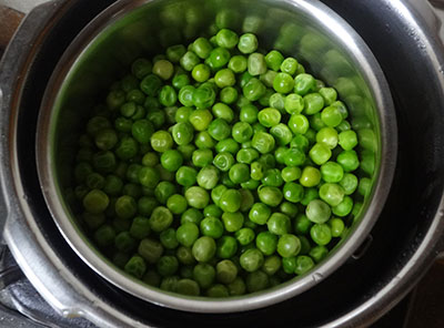 cooking green peas for green peas paratha or matar parata