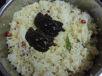 puliyogare gojju for Iyengar style puliyogare or tamarind rice