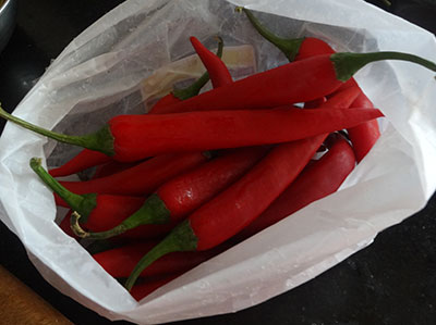 fresh red chilies for ranjaka or red chili chutney