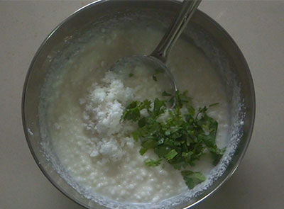 coconut and coriander leaves for instant sabbakki idli or sabudana idli