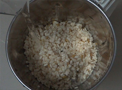 grinding urad dal and methi seeds for set dosa or set dose
