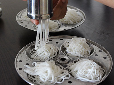 making ottu shavige or akki shavige using chakli mould