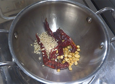 gram dal and urad dal for shunti chutney or ginger chutney