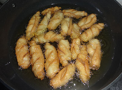 deep frying suruli puri or suruli poori