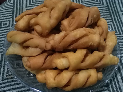 spicy suruli puri or suruli poori