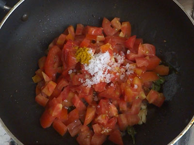 salt and turmeric for tomato bellulli gojju or tomato garlic gojju