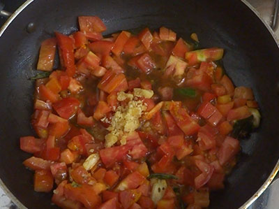 frying tomato for tomato bellulli gojju or tomato garlic gojju