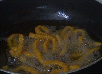 frying tomato murukku or tomato chakli