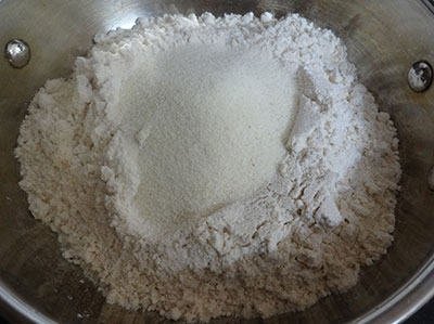 wheat flour and rava for tomato poori
