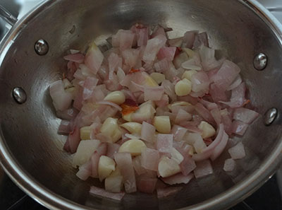 fry onion and garlic for upsaaru