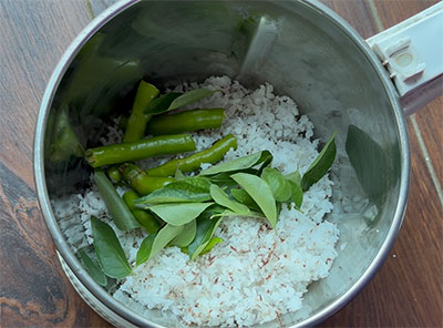coconut, green chilli and curry leaves for masale avalakki or masala poha recipe