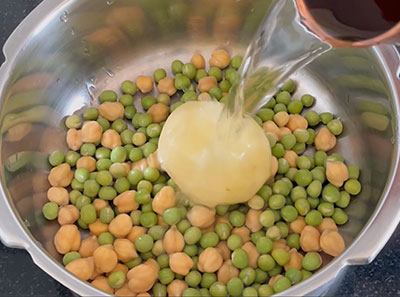green peas, potato and carrot for batani chat or green peas chaat recipe