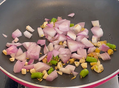 onion, ginger and garlic for batani chat or green peas chaat recipe