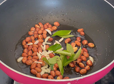 garlic and curry leaves for bhadang churumuri or mandakki recipe