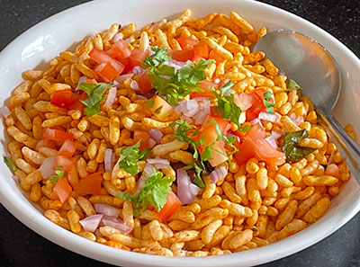 bhadang churumuri or mandakki recipe served with onion and tomato