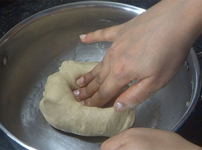 resting the dough for chapati dough in 1 minute