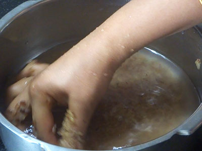 rinsing rice for boiled rice kanji or kucchalakki ganji recipe