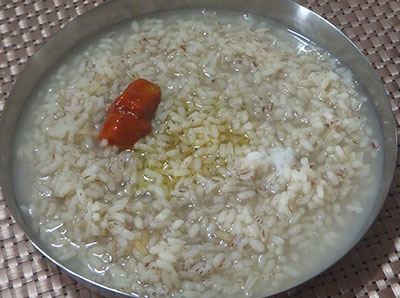 serving boiled rice kanji or kucchalakki ganji recipe