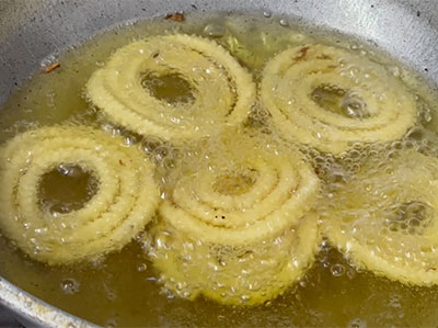 frying hesaru bele chakli or moong dal murukku recipe