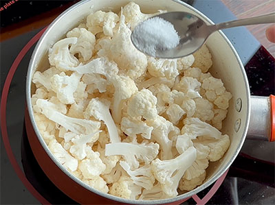 cauliflower for hookosu palya or gobi fry recipe