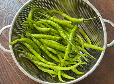 green chillies for Ingu menasu recipe or green chilli side dish