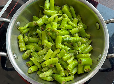 frying green chillies for Ingu menasu recipe or green chilli side dish