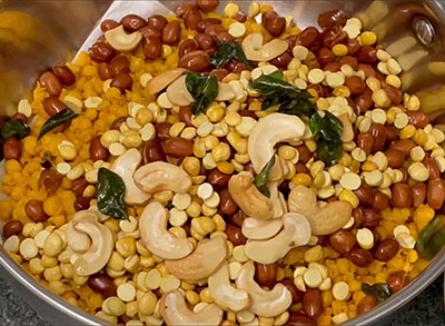 cashews and curry leaves for kara boondi or khara boondhi mixture