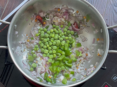 green peas and capsicum for majjige uppittu or buttermilk upma