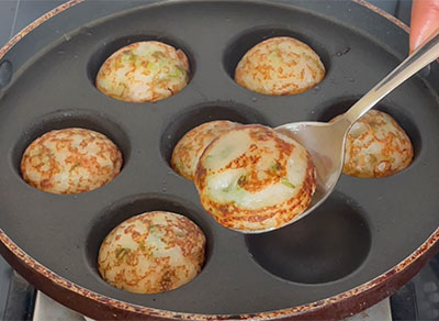 cook mandakki paddu or kadle puri guliyappa on both sides