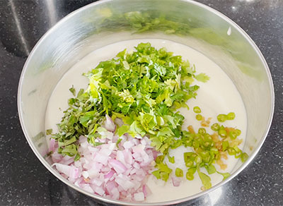 onion, curry leaves, green chilli and ginger for mandakki paddu or kadle puri guliyappa
