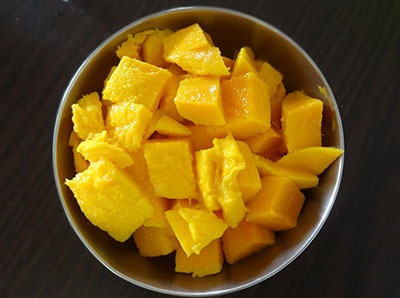 cut mangoes for mango popsicles