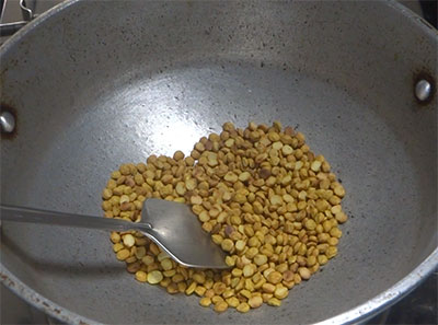 roasting gram dal for menthe hittu recipe or menthya chutney powder