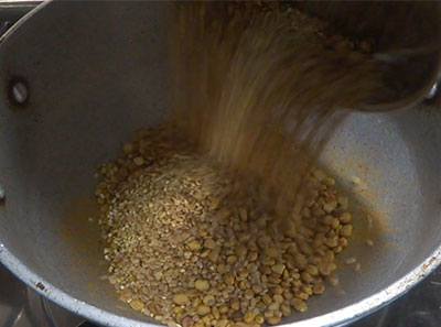 fried ingredients for menthe hittu recipe or menthya chutney powder