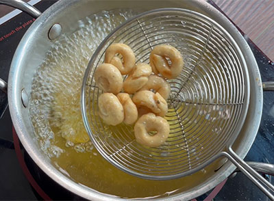 frying kodubale or kodbale