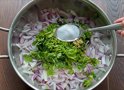 mixing salt with onion for onion bonda or eerulli unde pakoda