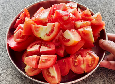 chopped tomatoes for tomato thokku or tomato chutney recipe